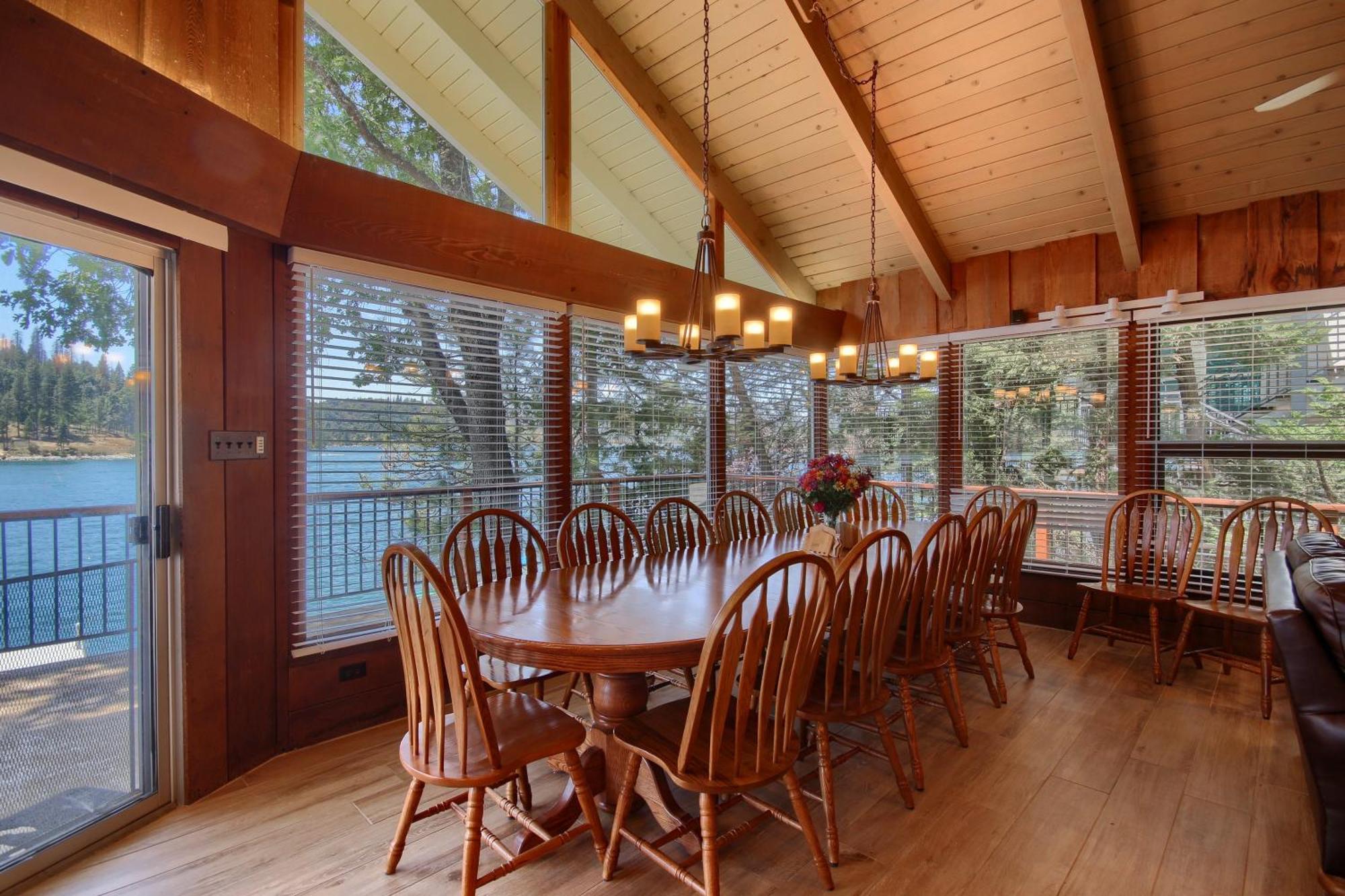 Eagles Nest At Bass Lake Near Yosemite With Boat Dock Exterior photo