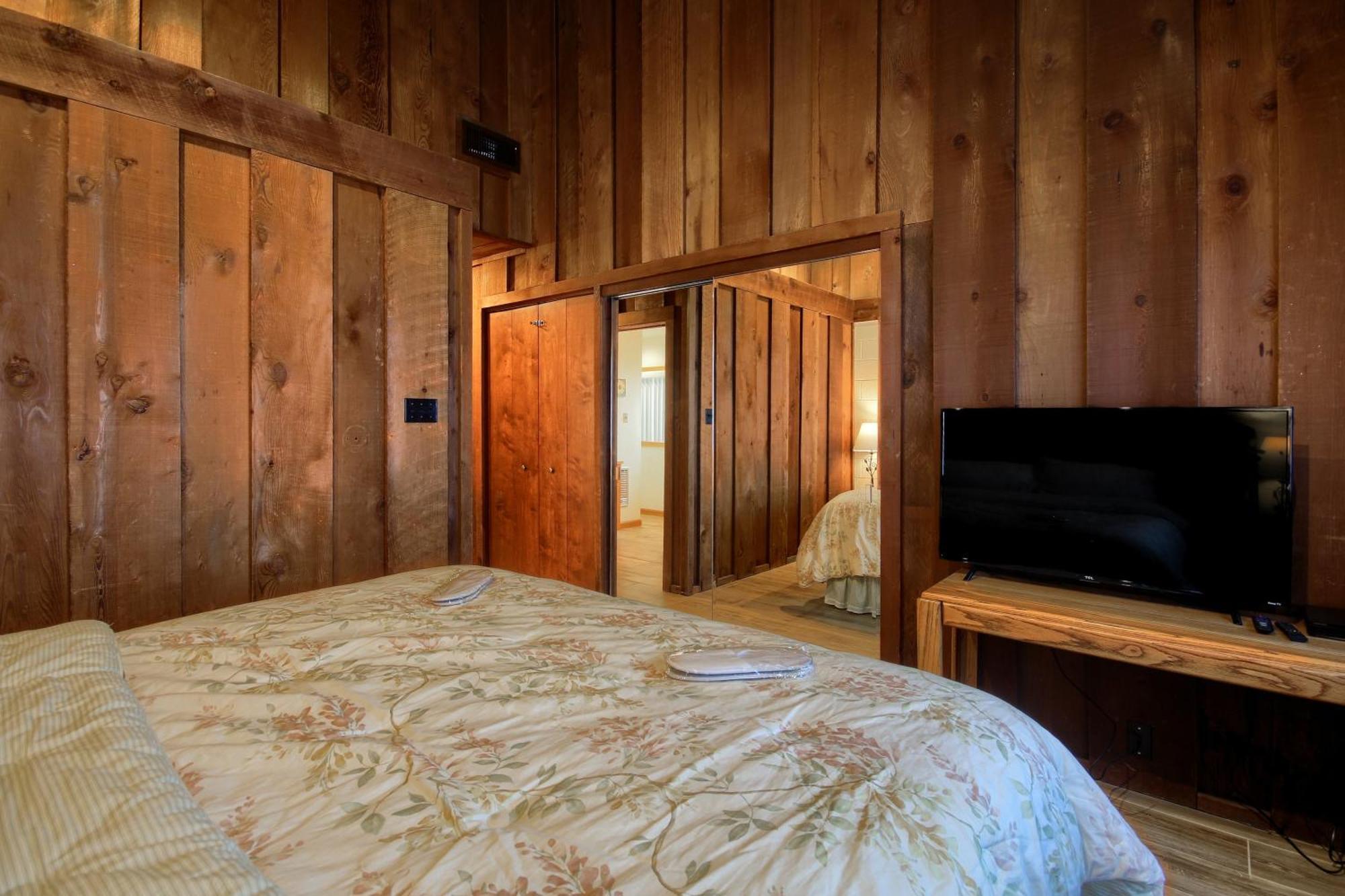 Eagles Nest At Bass Lake Near Yosemite With Boat Dock Exterior photo