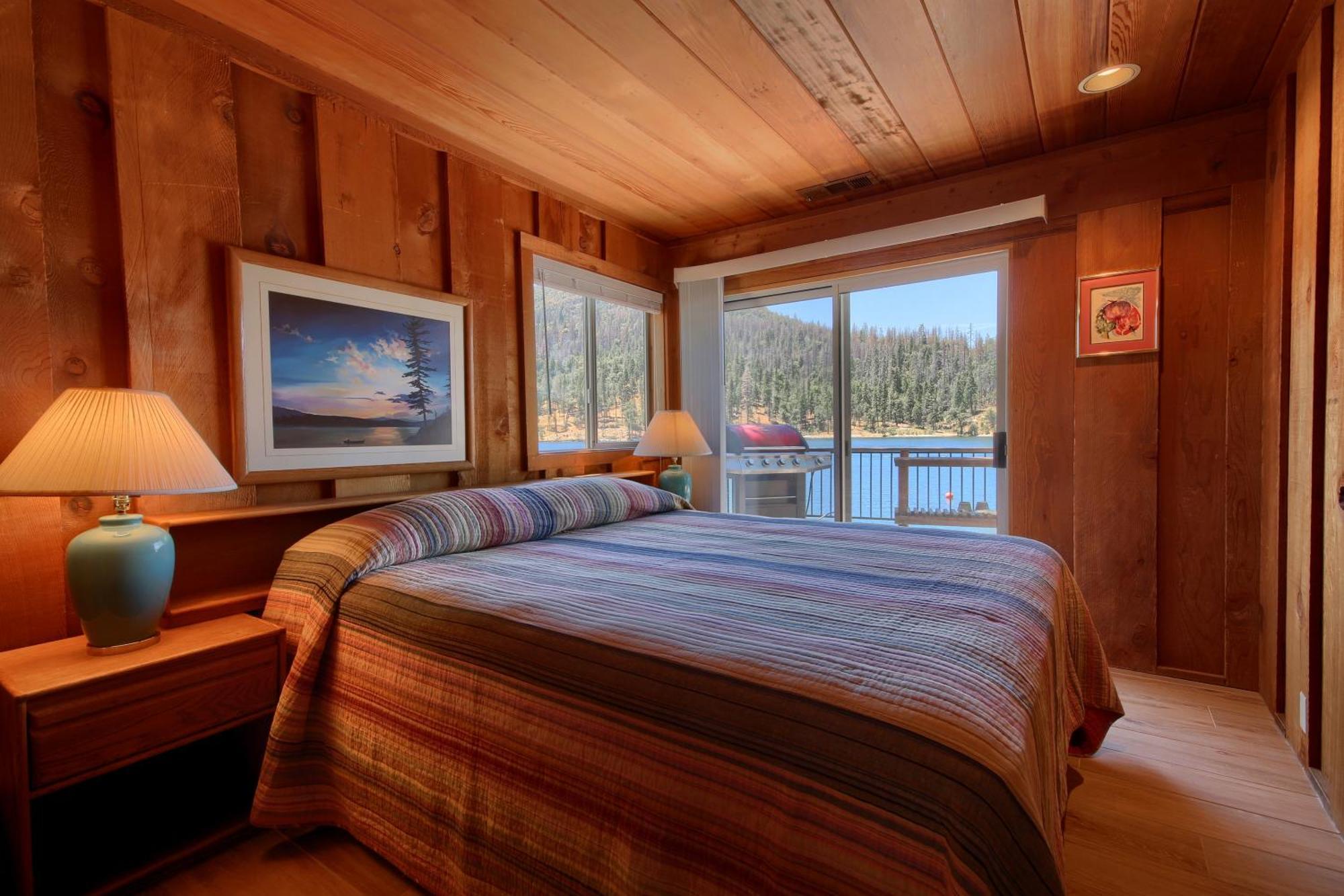 Eagles Nest At Bass Lake Near Yosemite With Boat Dock Exterior photo