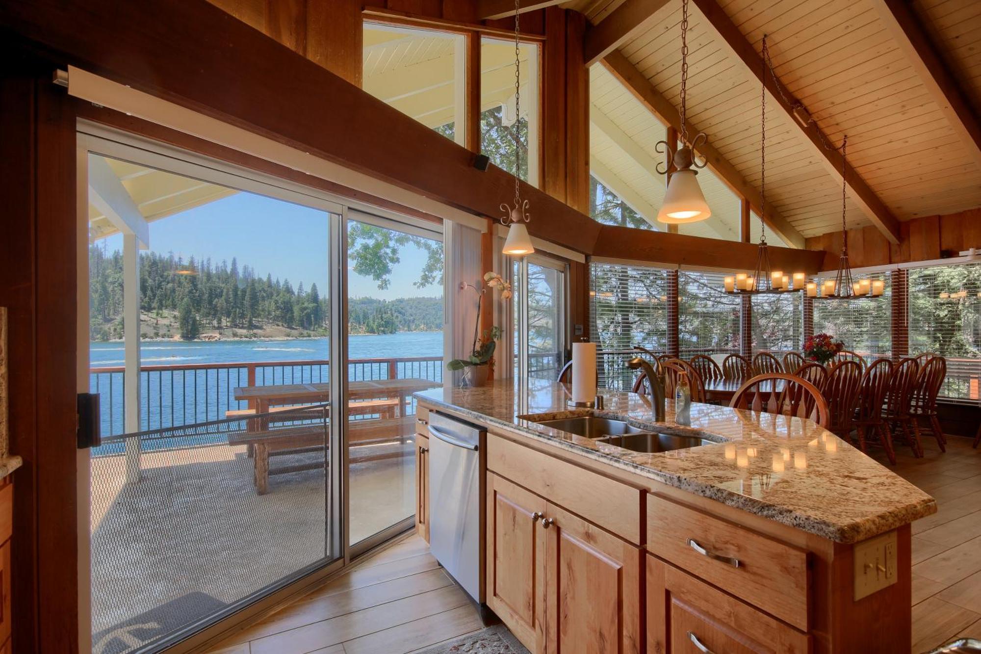 Eagles Nest At Bass Lake Near Yosemite With Boat Dock Exterior photo
